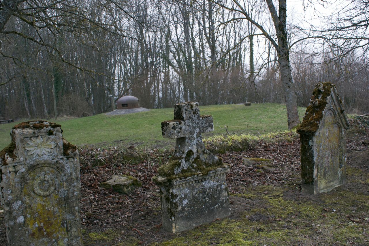 Ouvrage Hackenberg: Cemetery and observation turret on the top of the mountain