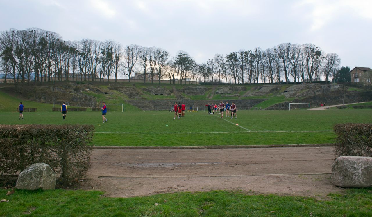 Autun: The crowd can watch rugby matches in the Roman amphitheater
