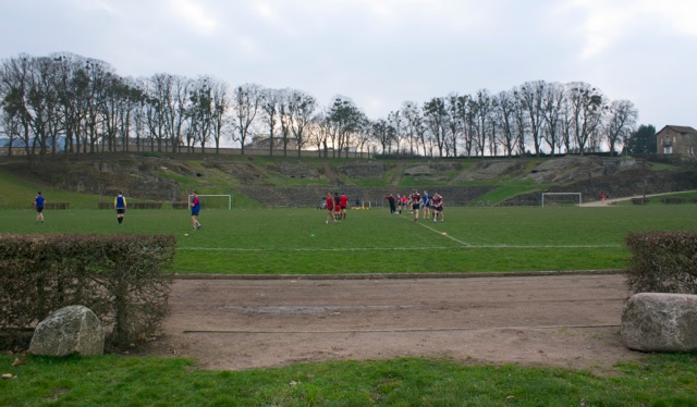 Autun: The crowd can watch rugby matches in the Roman amphitheater